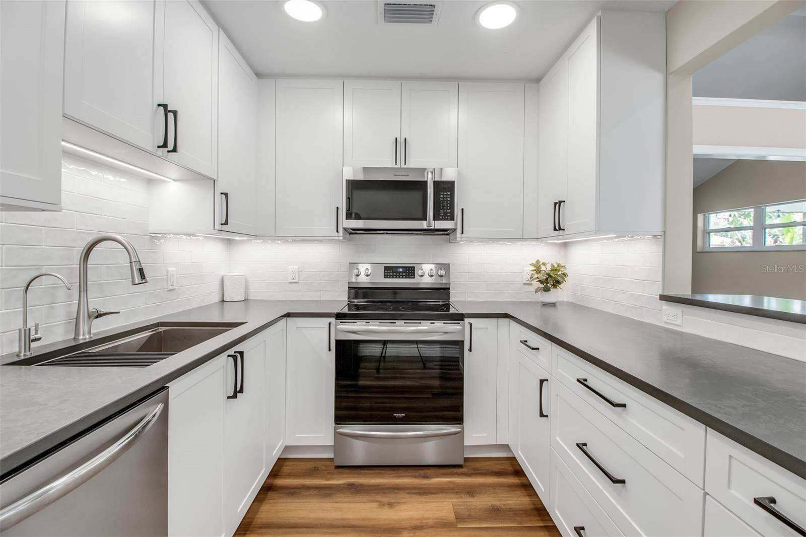 SOUTH VENICE - Residential