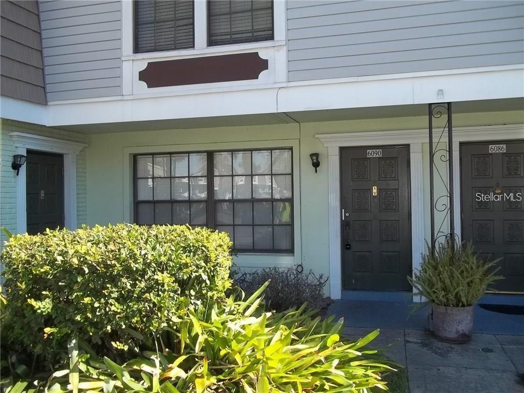 NICE 2 BEDROOM 2.5 BATH TWO STORY TOWNHOUSE. SCREENED PATIO, COMMUNITY POOL
