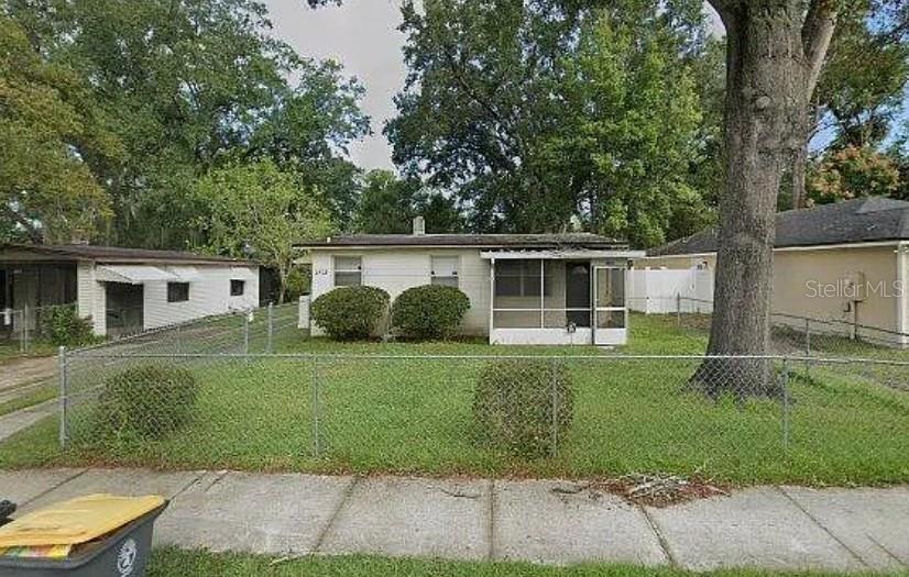 Freshly painted home with new appliances, ready for move in. Easy walking to public transit and a great neighborhood.