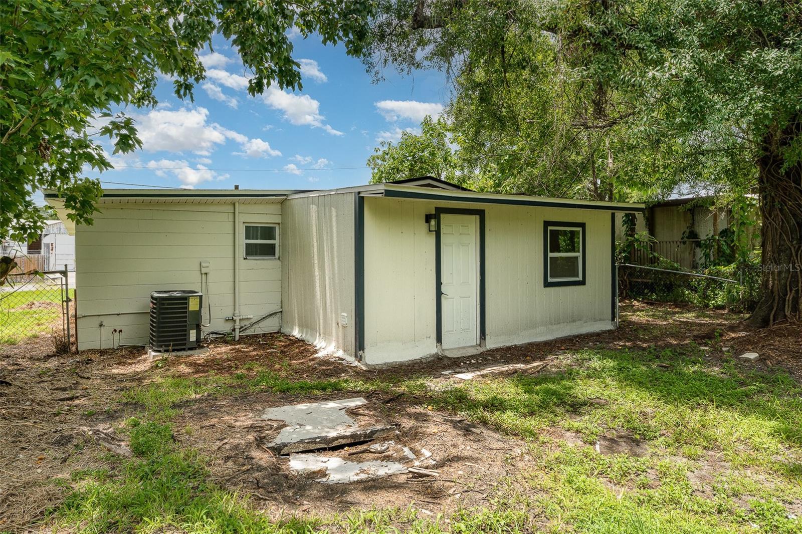 ROANOKE HILLS SUB - Residential Lease