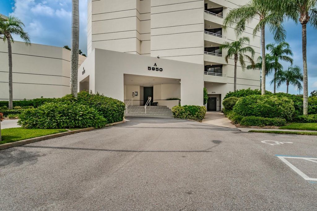 Photo of 5950 Pelican Bay Plaza S #705, Gulfport, FL 33707 (MLS # TB8430244)