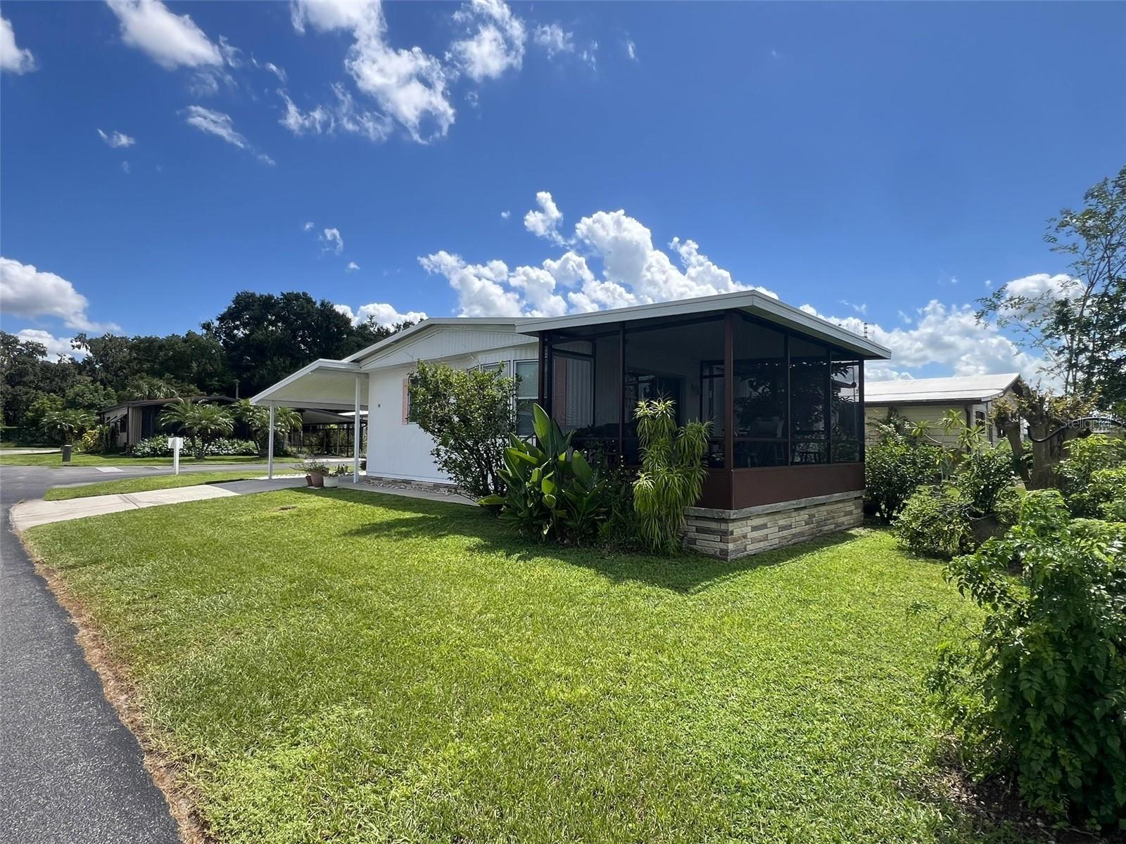 FLORAL LAKES - Residential