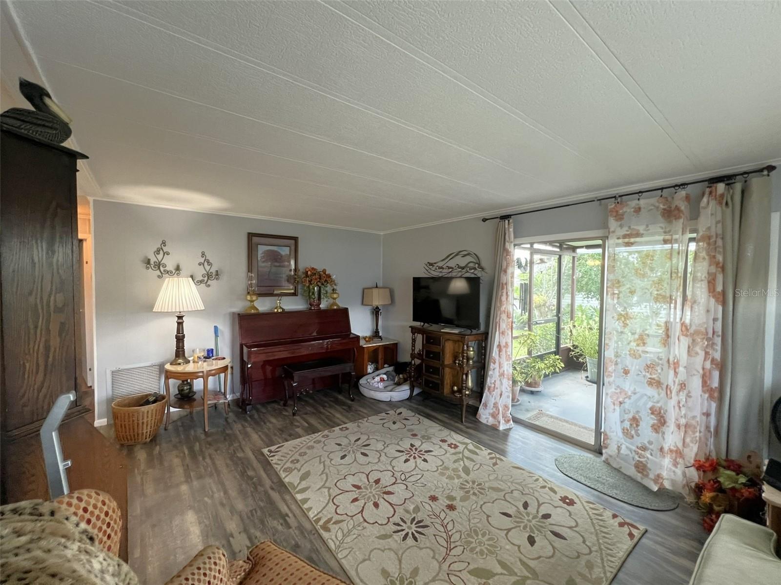 FLORAL LAKES - Residential