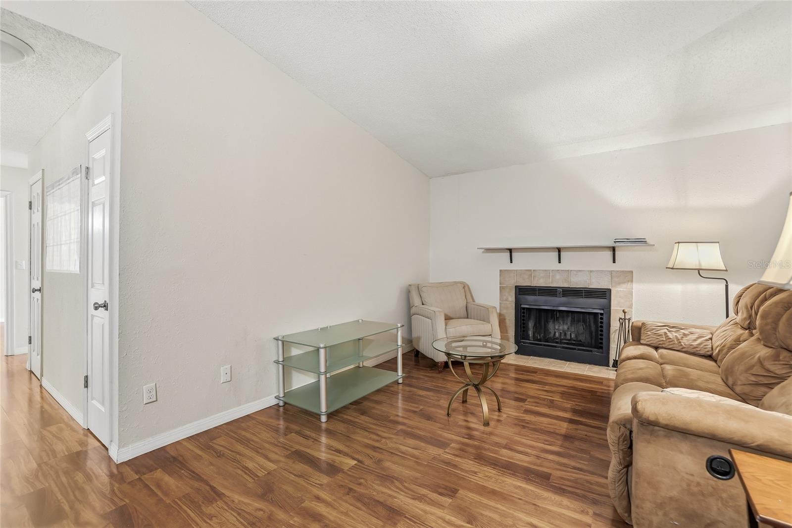 NORTH OAKS CONDO I - Residential Lease