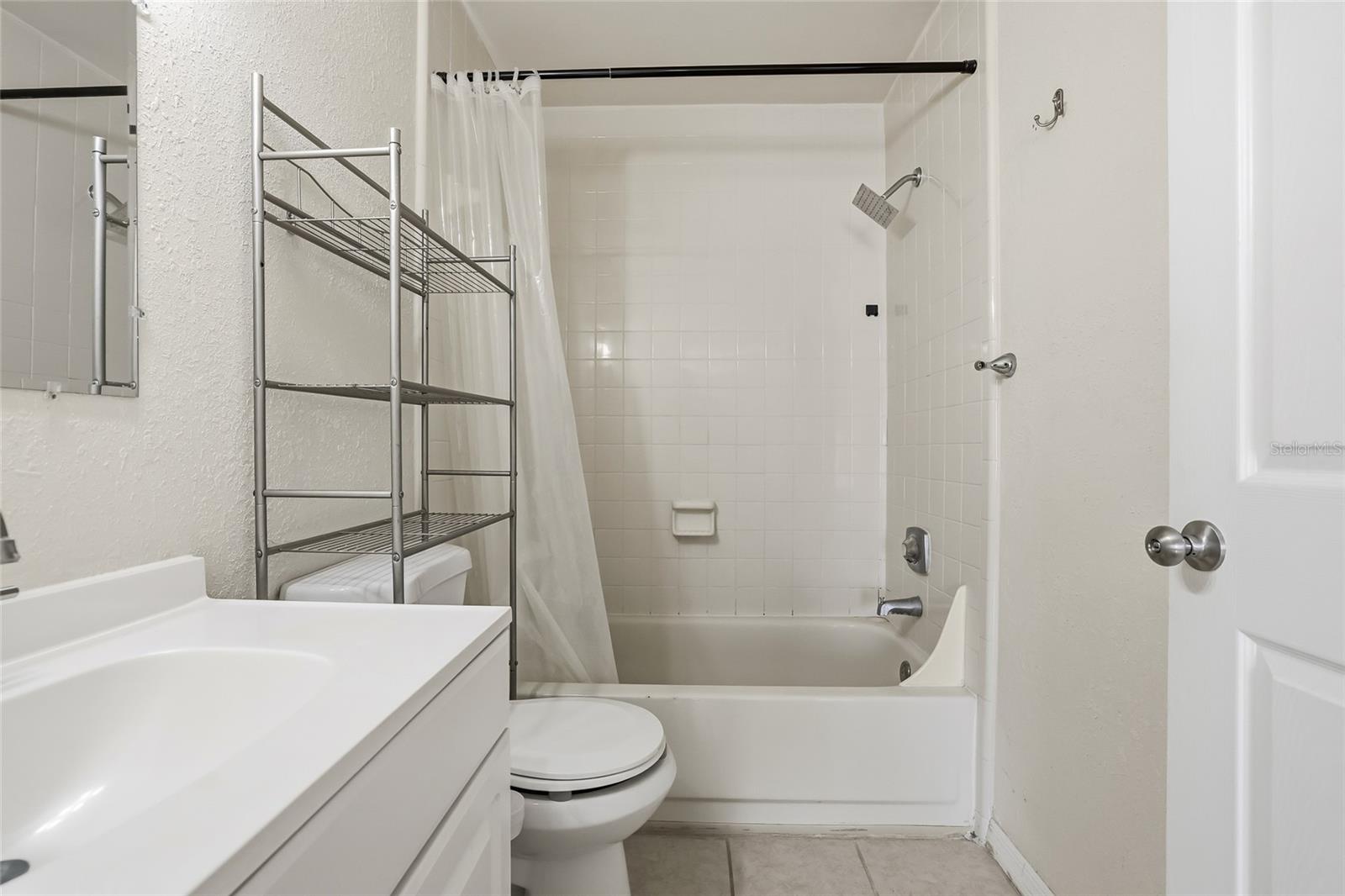 NORTH OAKS CONDO I - Residential Lease