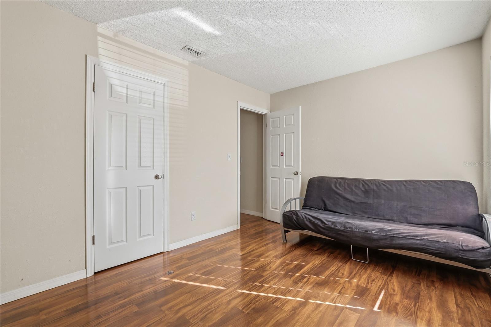 NORTH OAKS CONDO I - Residential Lease