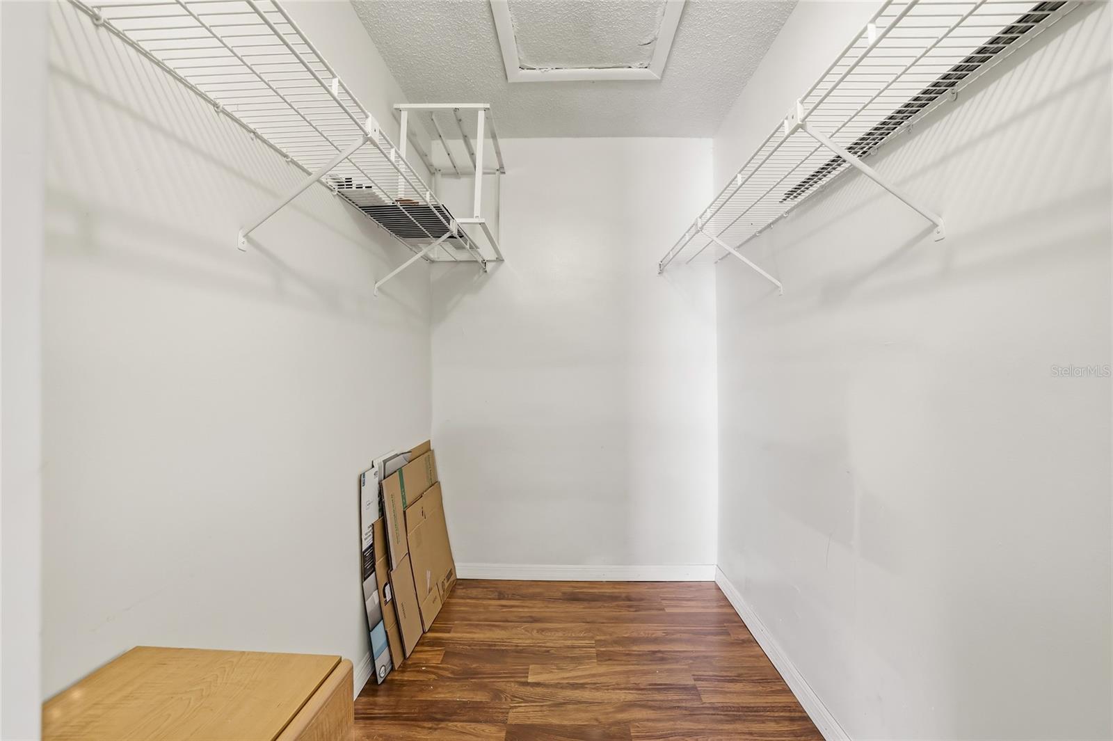 NORTH OAKS CONDO I - Residential Lease