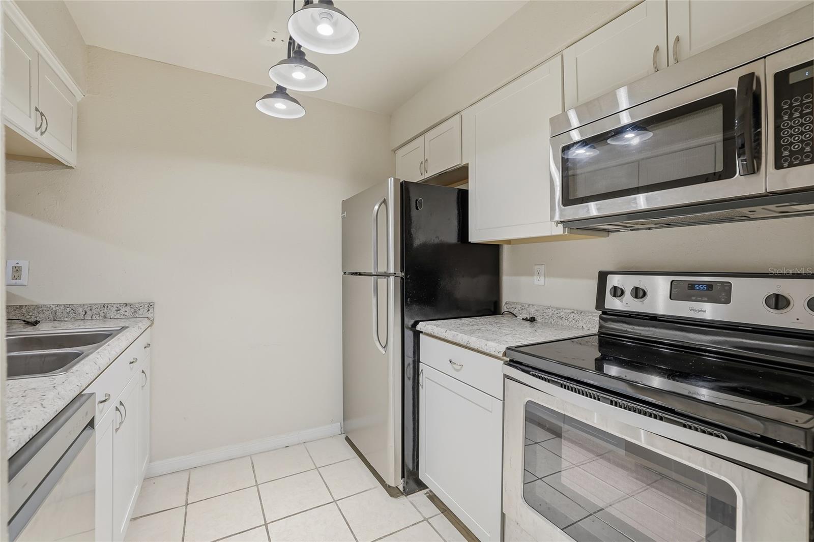 NORTH OAKS CONDO I - Residential Lease