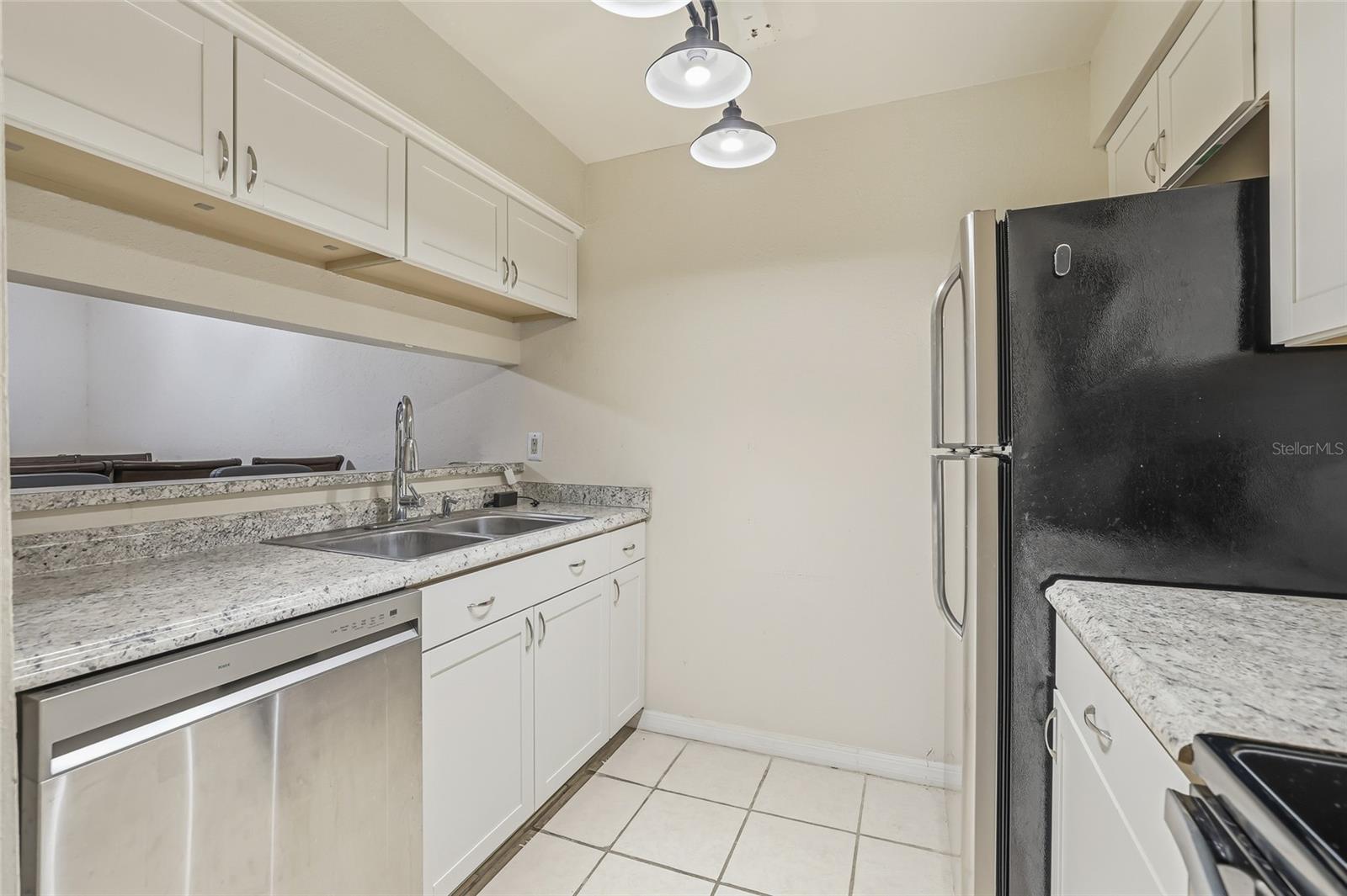 NORTH OAKS CONDO I - Residential Lease