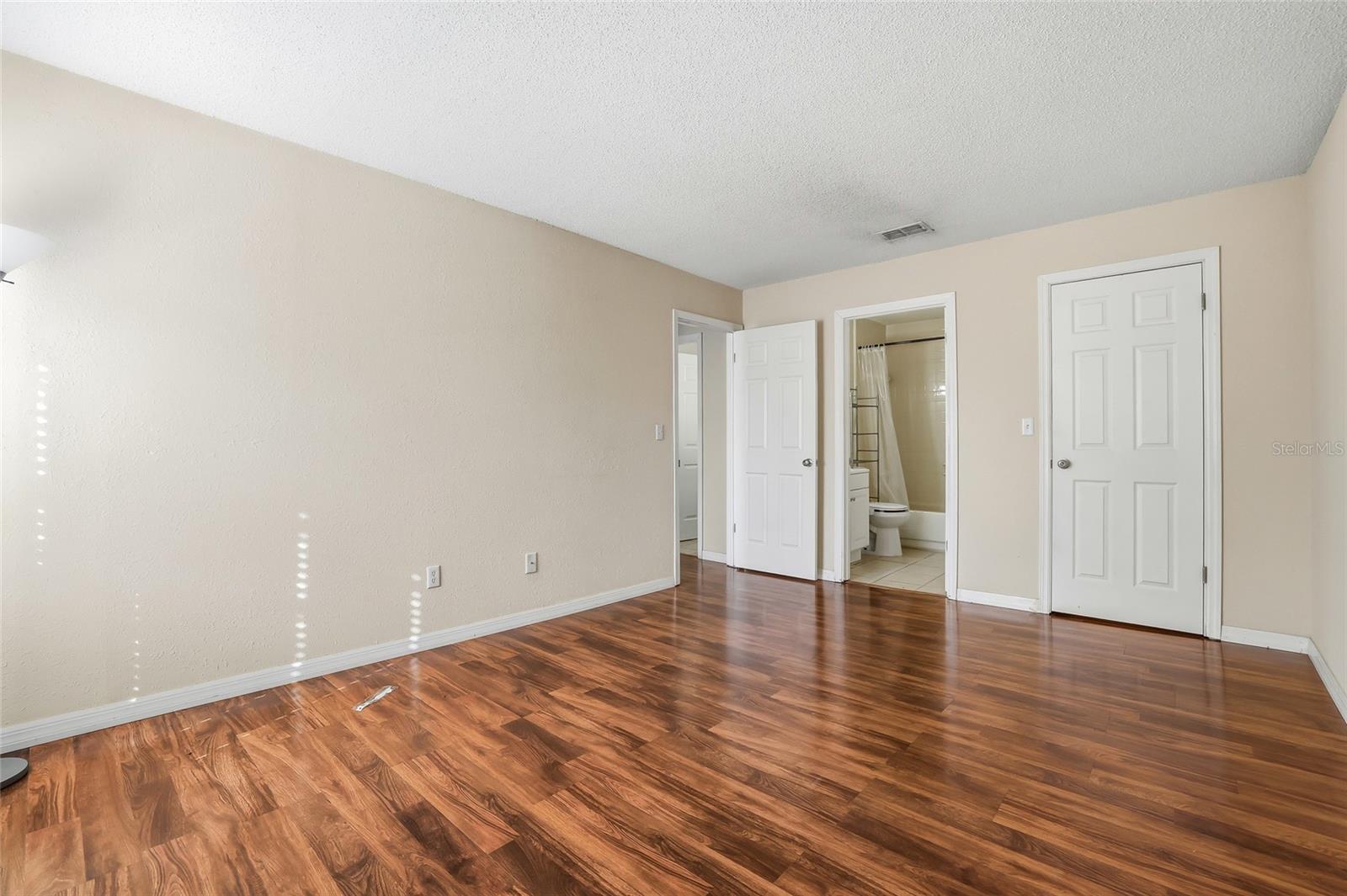 NORTH OAKS CONDO I - Residential Lease