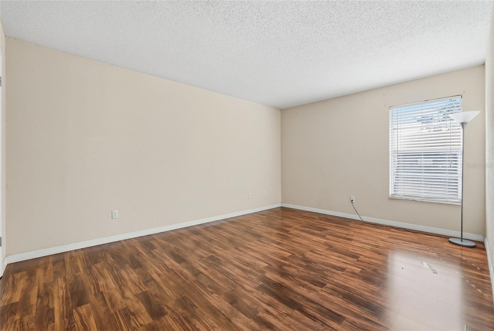 NORTH OAKS CONDO I - Residential Lease