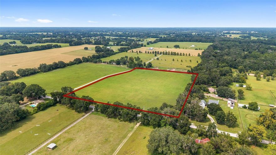 This 13.68-acre property offers flat to gently rolling terrain, ideal for a high-performance equestrian facility or a well-planned hobby farm. The acreage provides excellent space for barns, arenas, and generous turnout, along with multiple potential homesites for a custom residence.
Conveniently located just minutes from State Trail heads, Majestic Oaks, and Persaud Legacy Farm, and within 30 minutes of the World Equestrian Center Ocala and HITS, this property sits in the heart of Marion County’s premier equestrian corridor.