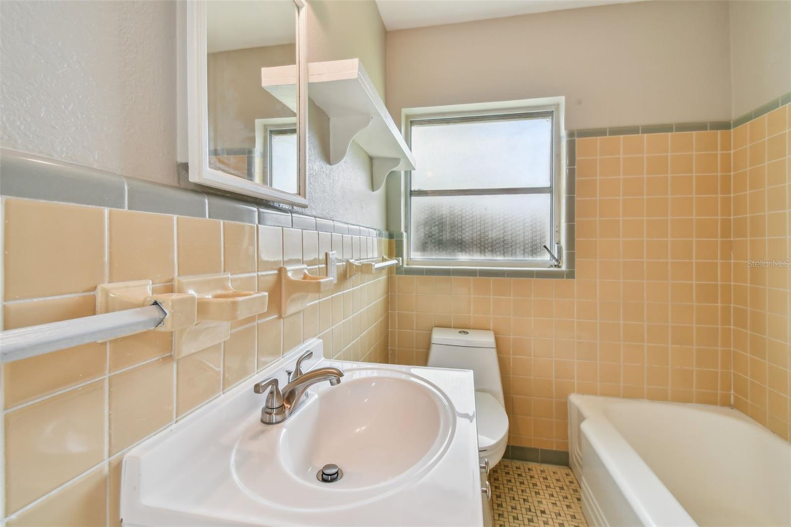 MANDALAY SUB - Residential Lease