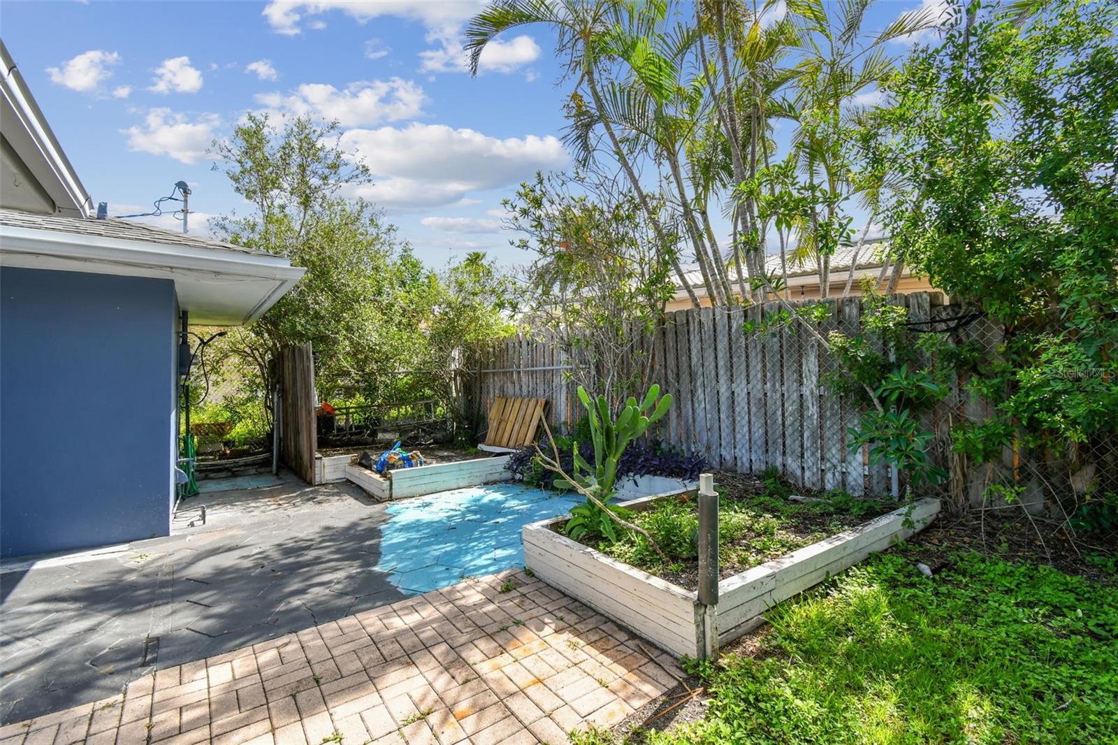 MANDALAY SUB - Residential Lease
