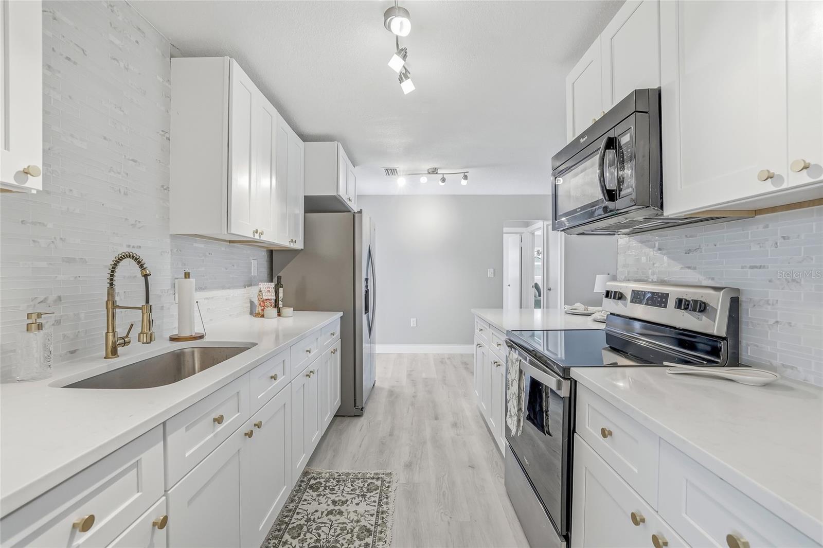 GOLDEN GROVES - Residential