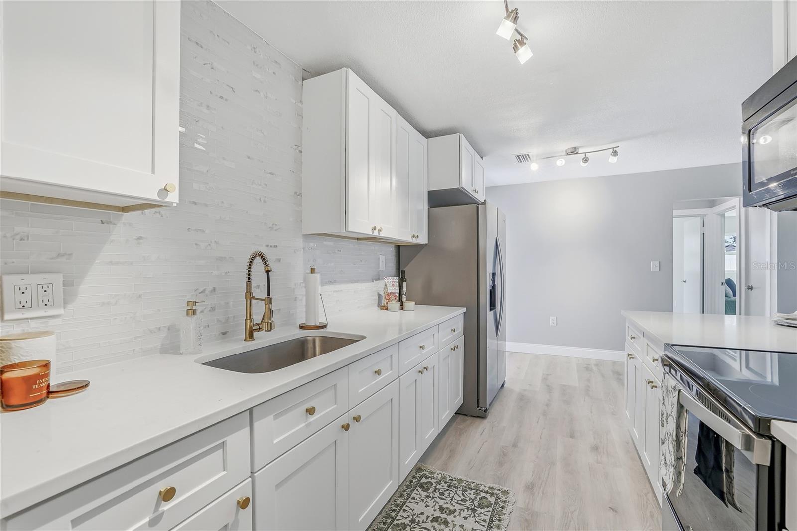 GOLDEN GROVES - Residential