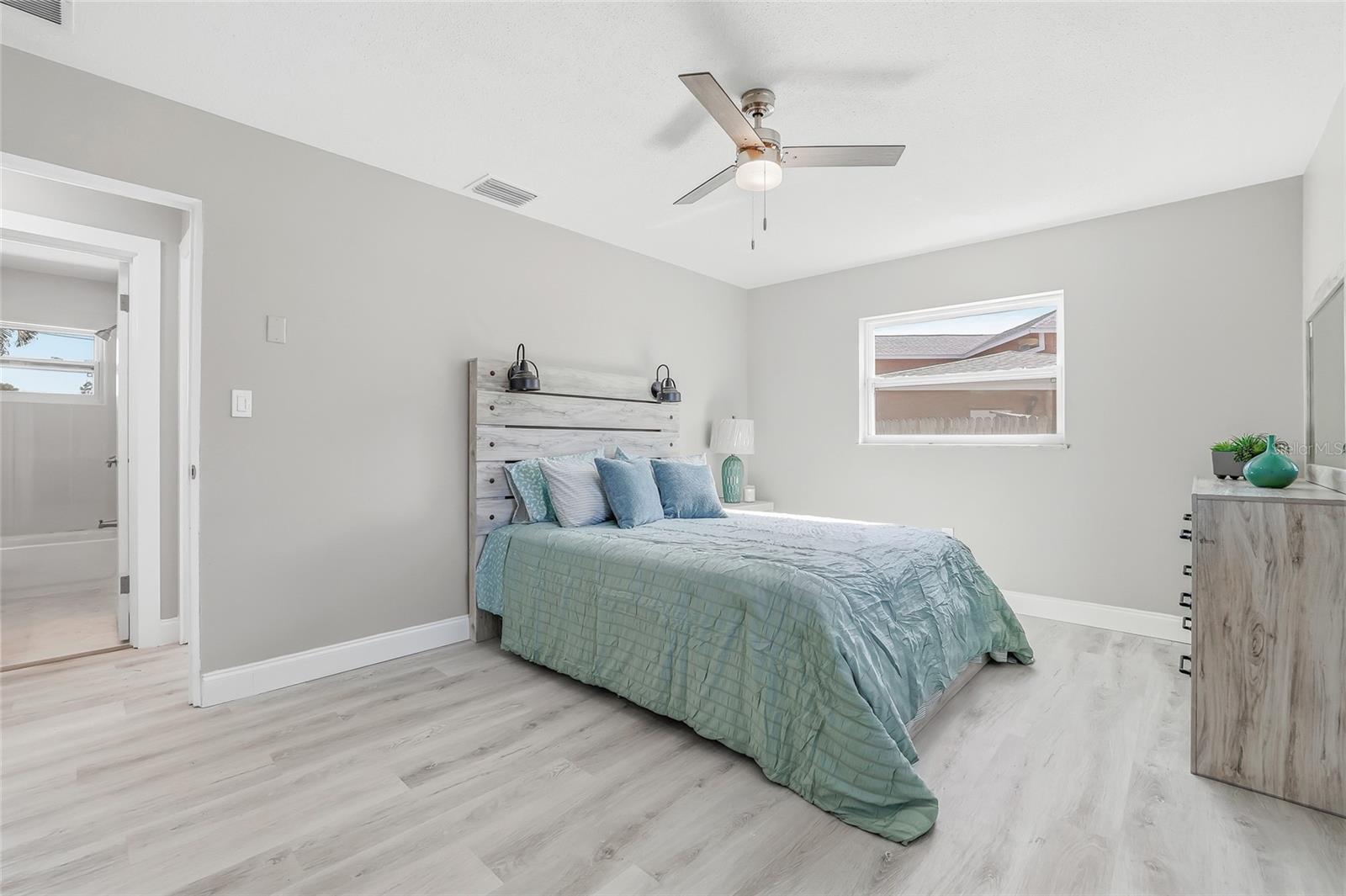 GOLDEN GROVES - Residential