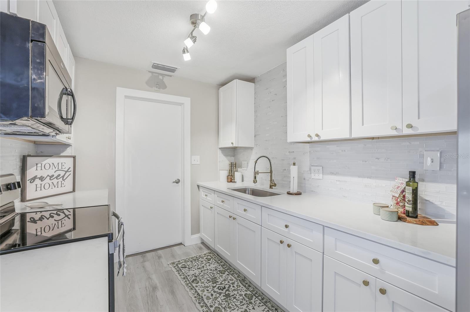 GOLDEN GROVES - Residential