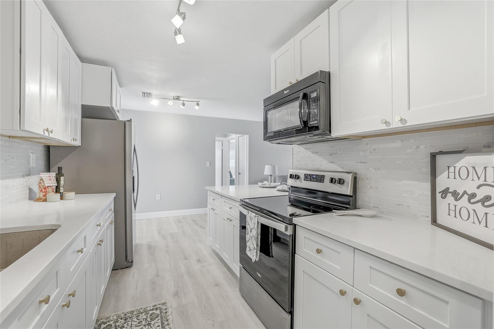 GOLDEN GROVES - Residential