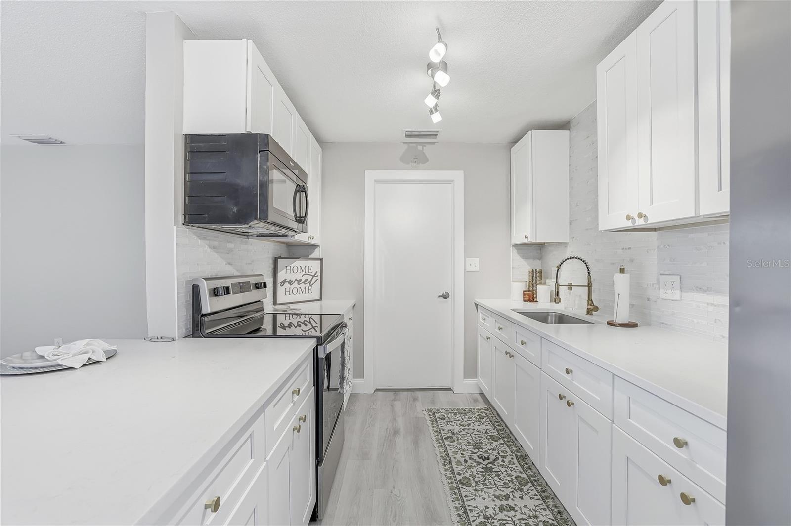 GOLDEN GROVES - Residential