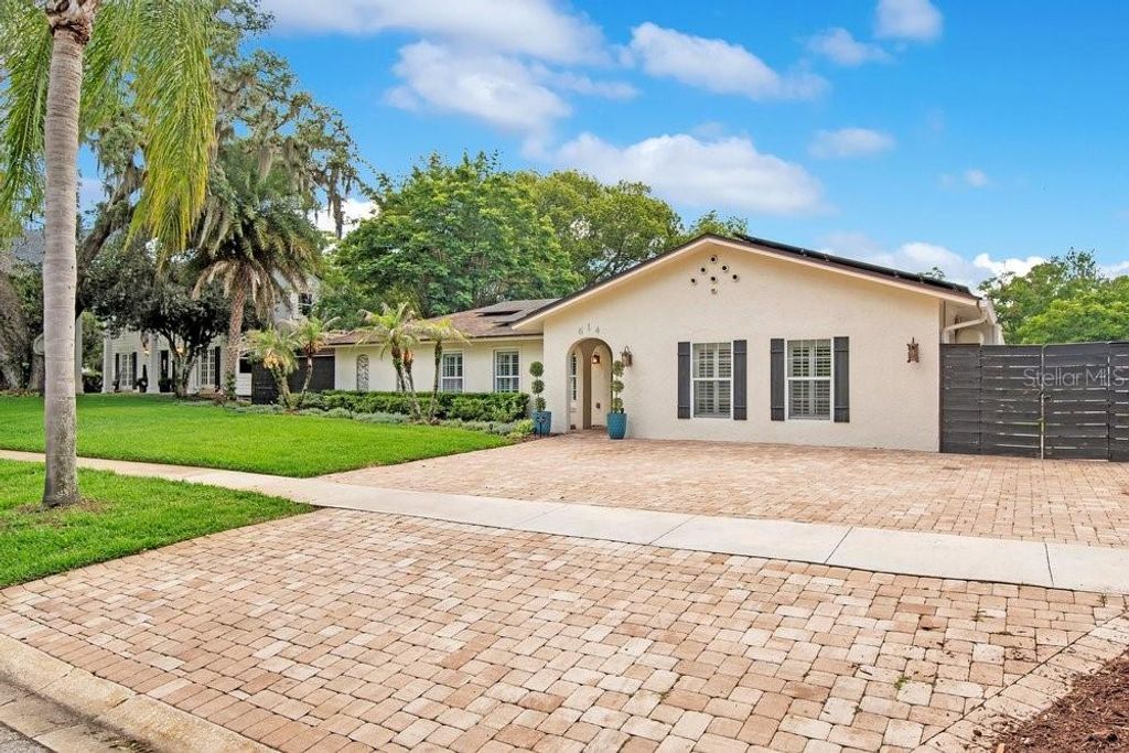 Photo of 614 Brookwood Lane, Maitland, FL 32751 (MLS # O6408295)