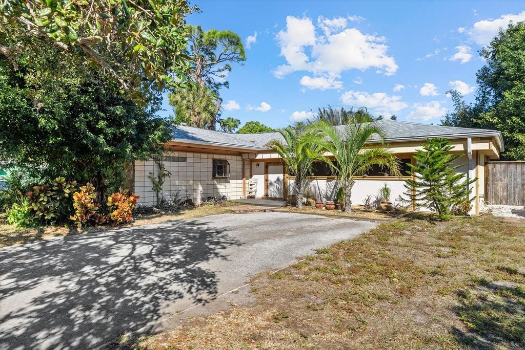 Photo of 1717 Hazelwood Street, Sarasota, FL 34231 (MLS # A4681241)