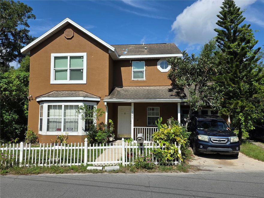 Prime corner lot... 3/2 home with an office. A must see! Ideally located near desirable downtown Mount Dora offering charm, convenience and potential. Come make your appointment today...