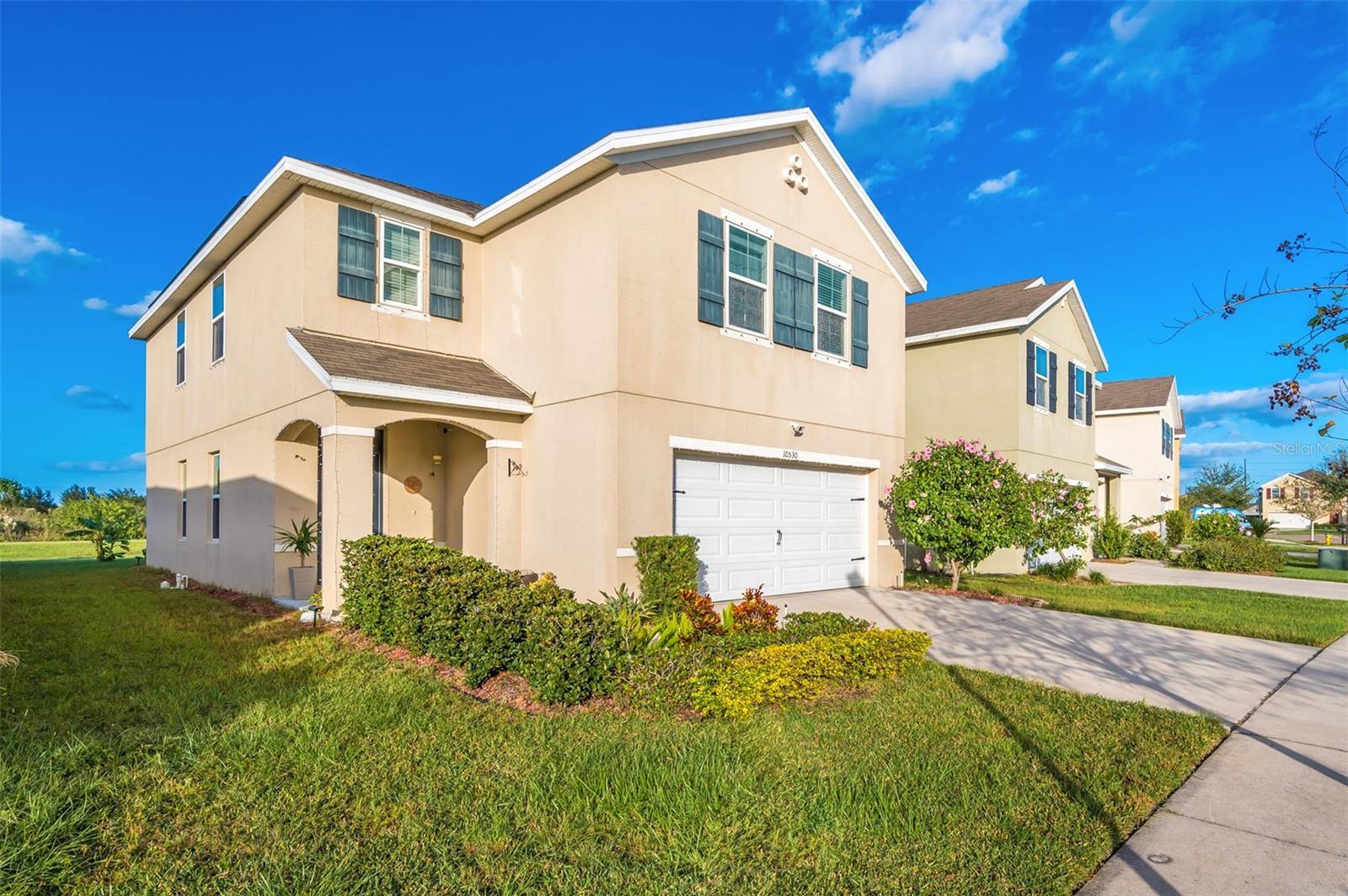 Great Location! NO CDD, Owner offers $5000 towards closing costs. The Sanctuary is a hidden gem located in the middle of a growing Riverview area near I-75. This Beautiful 2-story Home also has full House water softening system, open floor plan features the space and flexibility to meet every growing family needs. The kitchen features a large center island perfect for bar-style eating or entertaining. The kitchen comes with all appliances including Refrigerator, electric range, built-in dishwasher and microwave hood. A convenient upstairs laundry room eliminates carrying laundry up and down the stairs! The master bedroom features a huge walk-in closet, and a spacious in-suite bath with his & hers sinks. The three additional bedrooms share a second bathroom with a double vanity. A loft at the top of the stairs provide extra space for work and play. A charming rear patio overlooks the backyard and retention pond with no rear neighbors.
No solar Panels and New Roof will be instaled.