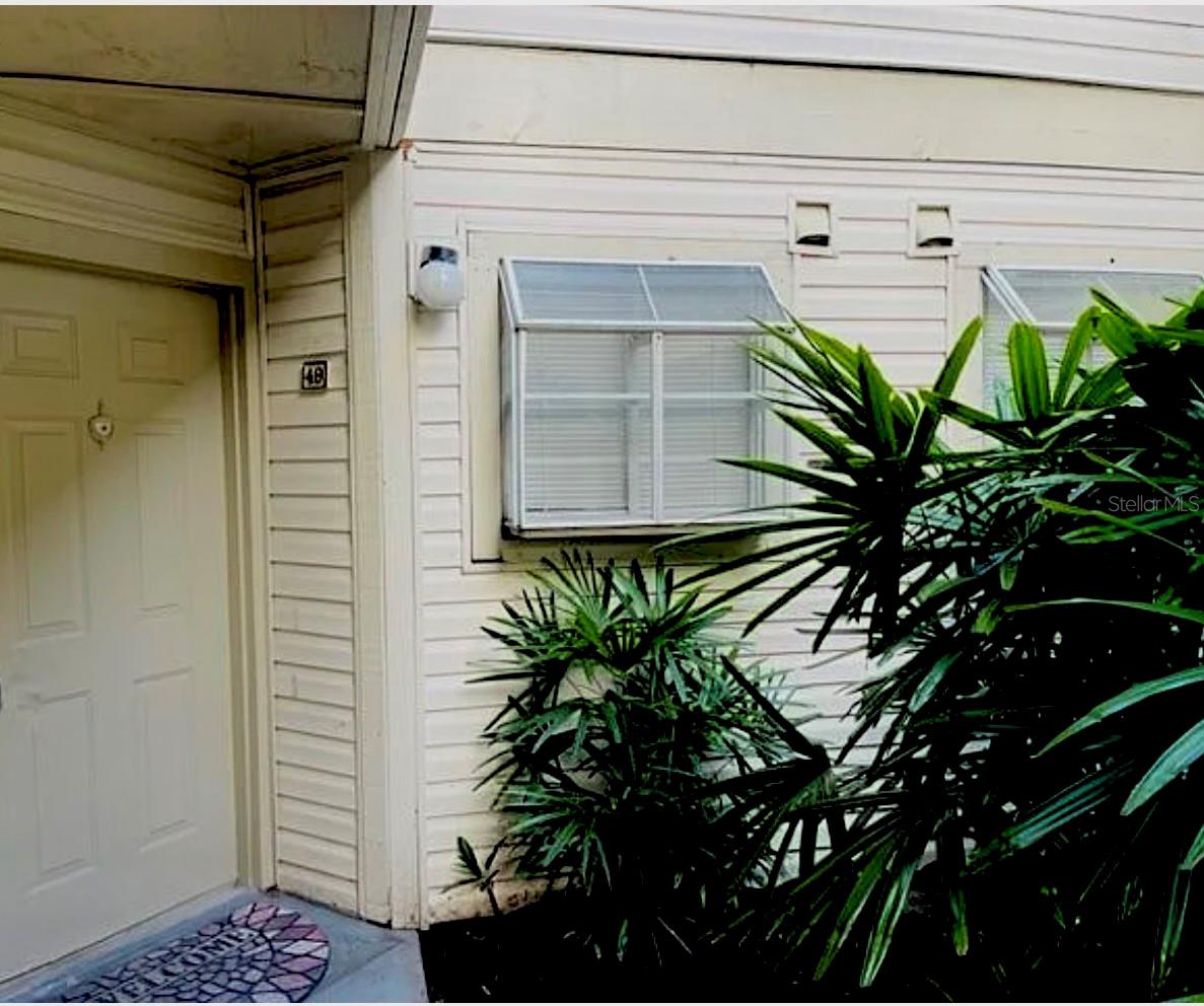 Conveniently located close to everything — restaurants, schools, shopping, etc — this beautiful home offers comfort and space in an unbeatable location. This home features an open and airy layout, is meticulously maintained, rennovated bathroom, new floor, filled with natural light throughout. The living room flows seamlessly into the kitchen, creating a perfect space for entertaining.
Don't wait! Come see this outstanding apartment today/