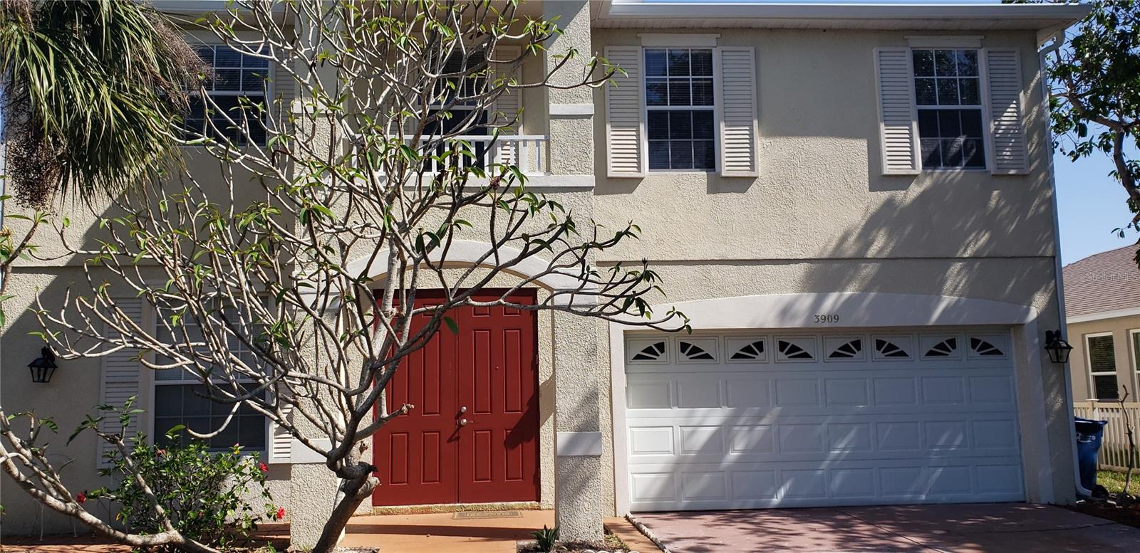 Great four bedroom family home with lake views. Great location midway between Sarasota and Bradenton
