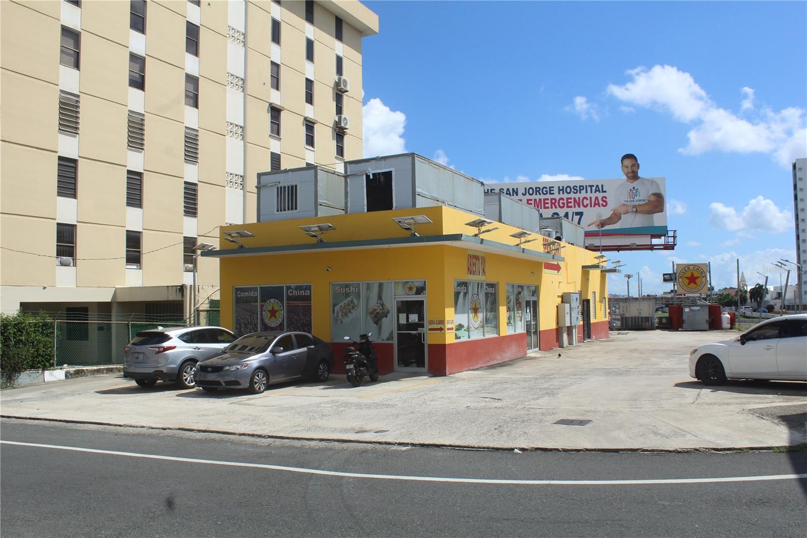 Prime opportunity to acquire land and structure in one of San Juan’s highest-traffic corridors.
Located on Calle San Jorge, right off the Baldorioty Expressway, this property offers excellent visibility, easy access, and strong commercial potential.