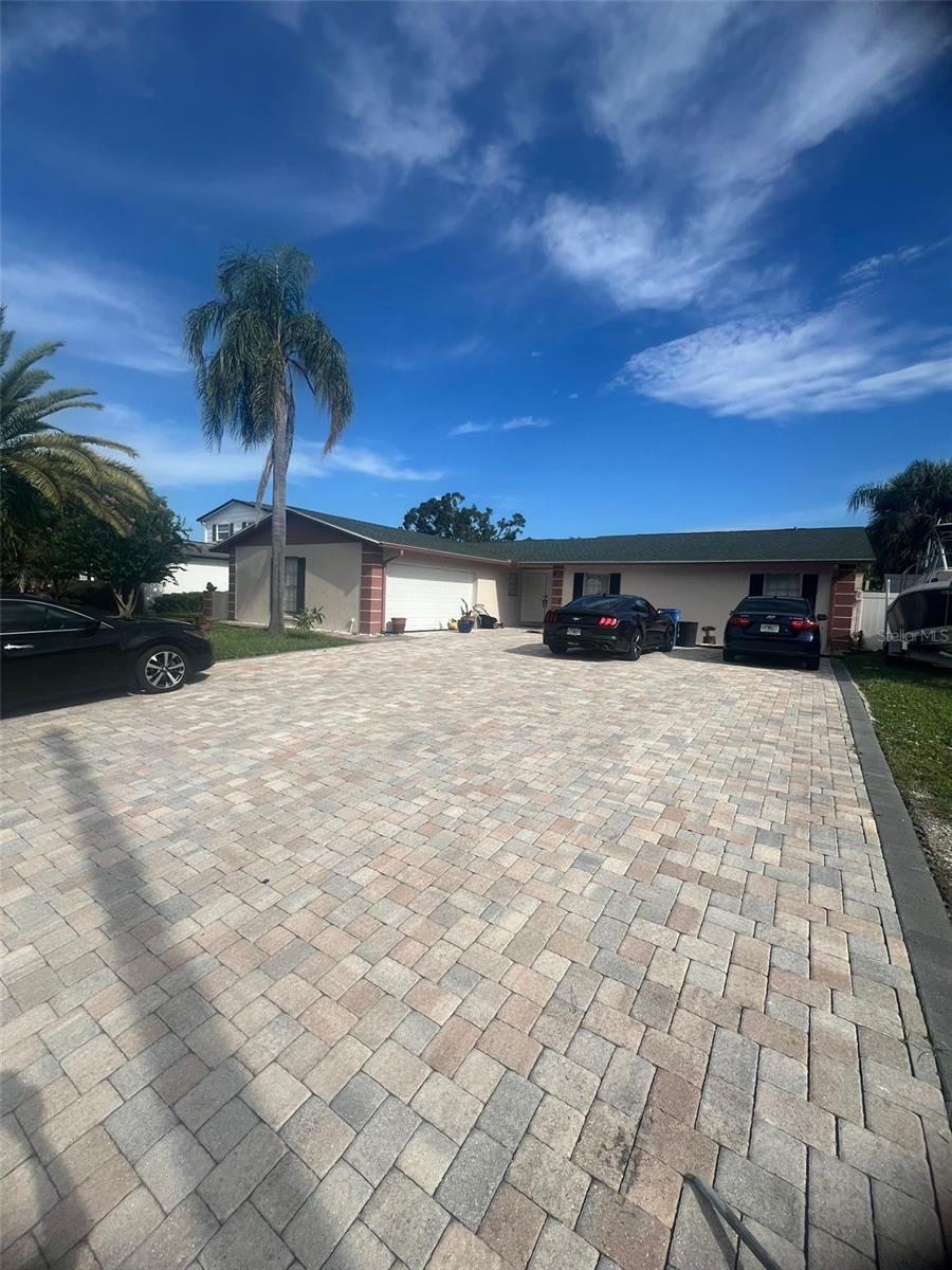 BEAUTIFUL 4 BED 2 BATH PROPERTY WITH POOL, EXCELLENT AND CONVENIENT LOCATION, WALKING DISTANCE TO BUS STOP, CLOSE TO SHOPPING MALL, HOSPITAL, SCHOOLS, RESTAURANTS AND PARKS,DO NOT MISS THIS GREAT OPPORTUNITY FOR FIRST TIME BUYERS OR INVESTORS, HURRY UP, THIS ONE WILL NOT LAST LONG.