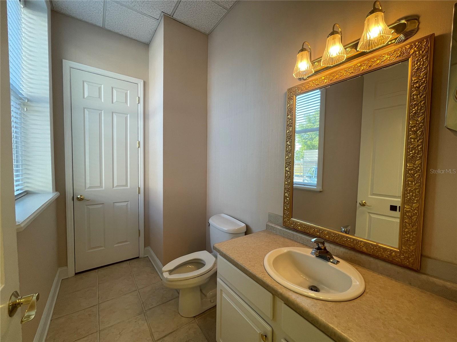 TAVARES - Commercial Lease