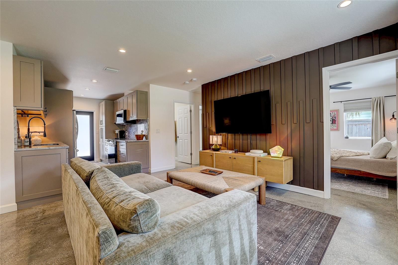 2121 PALM TERRACE