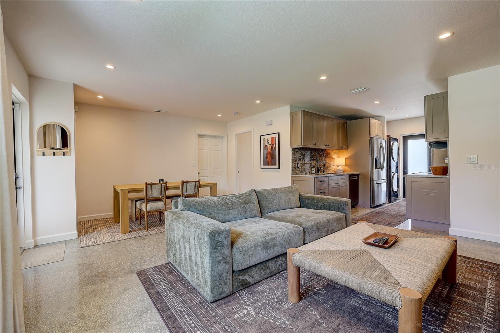 2121 PALM TERRACE