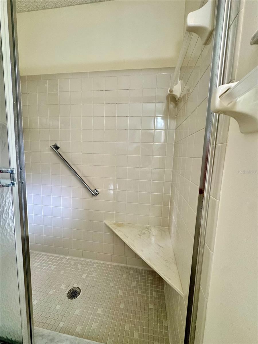 CIRCLE SQUARE WOODS Y - Residential