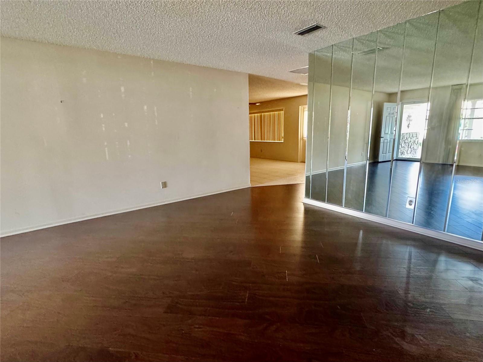 CIRCLE SQUARE WOODS Y - Residential