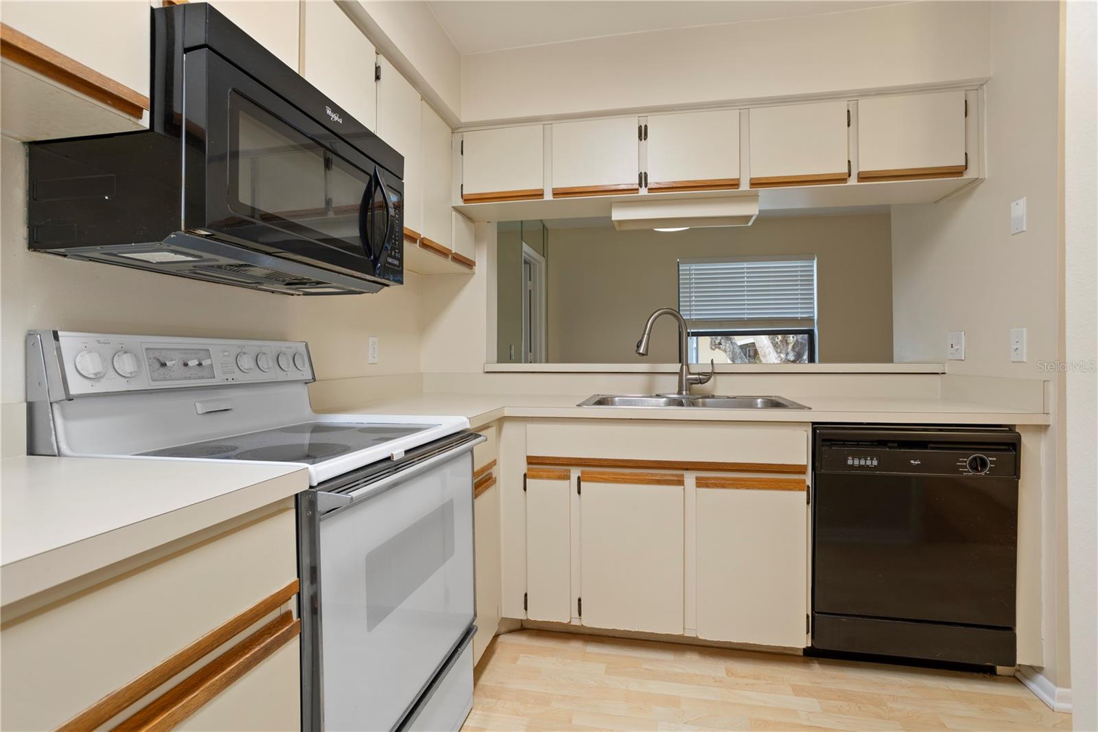 CENTRE COURT CONDO 01 PH 03 - Residential