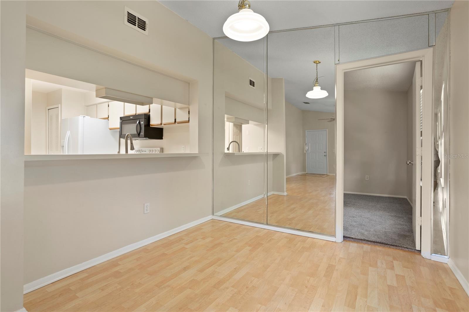 CENTRE COURT CONDO 01 PH 03 - Residential