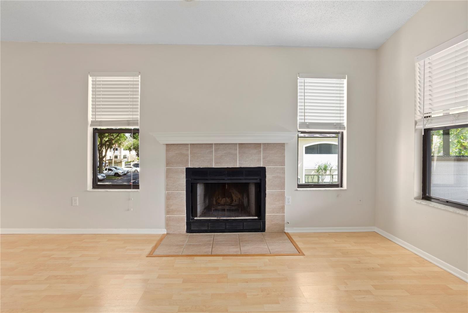 CENTRE COURT CONDO 01 PH 03 - Residential