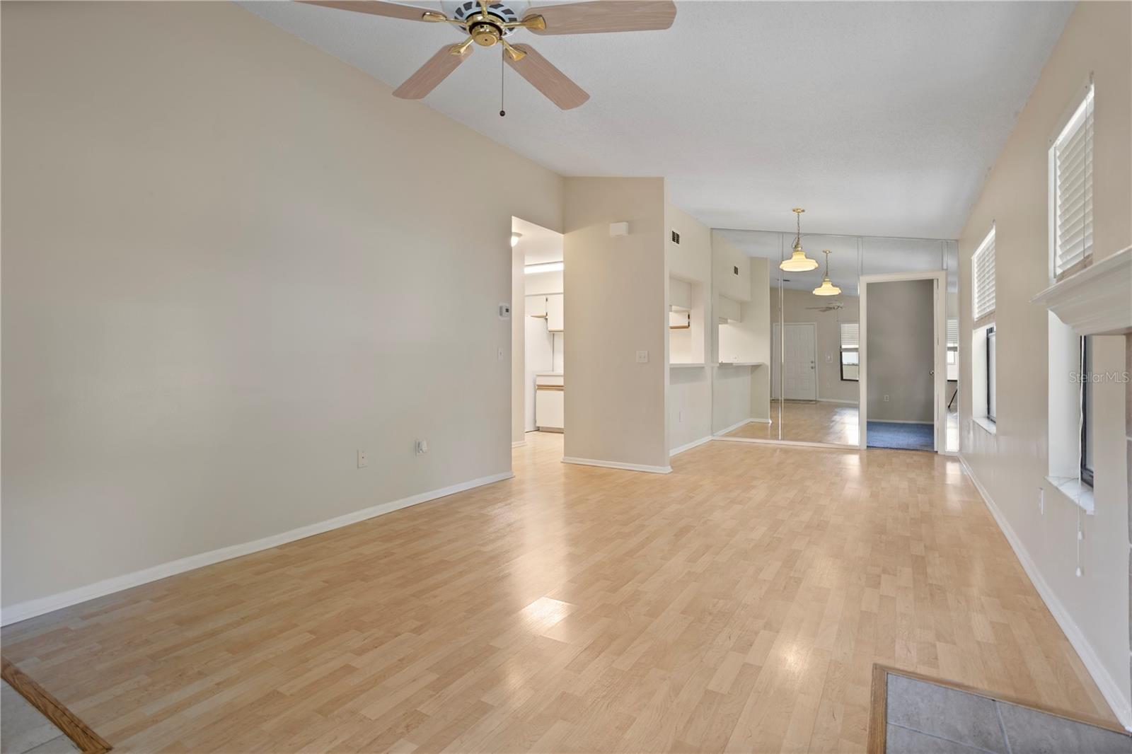 CENTRE COURT CONDO 01 PH 03 - Residential