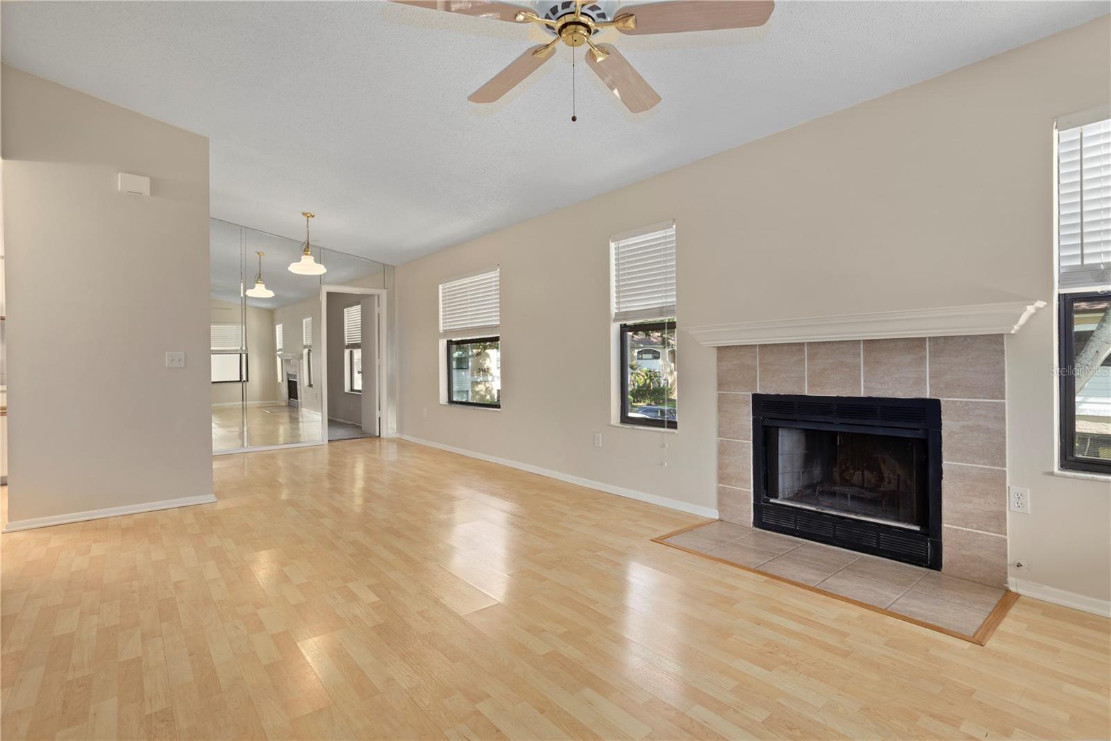 CENTRE COURT CONDO 01 PH 03 - Residential