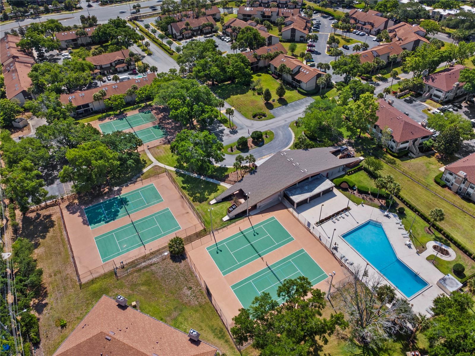 CENTRE COURT CONDO 01 PH 03 - Residential