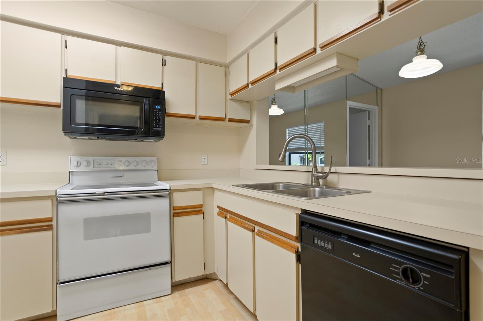 CENTRE COURT CONDO 01 PH 03 - Residential