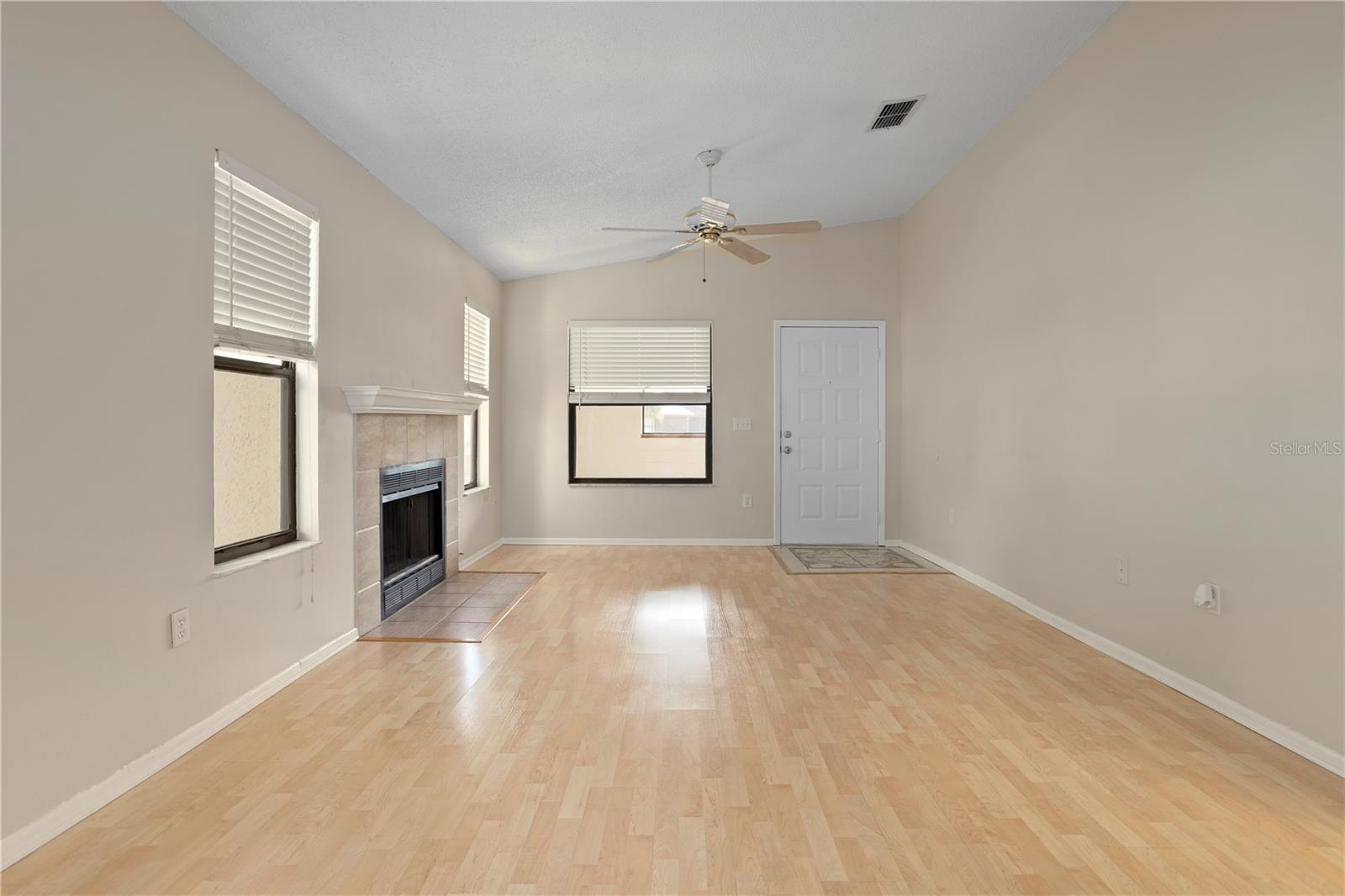 CENTRE COURT CONDO 01 PH 03 - Residential