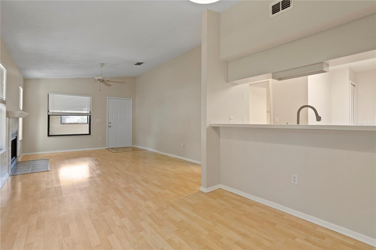 CENTRE COURT CONDO 01 PH 03 - Residential