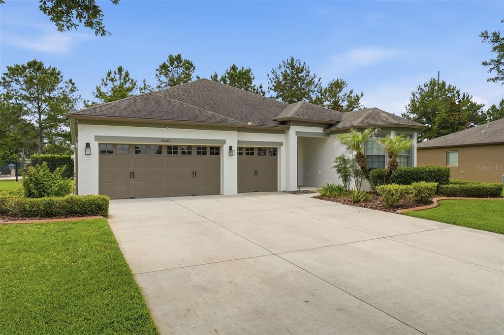Photo of 30040 Donnington Loop, Mount Dora, FL 32757 (MLS # G5112879)