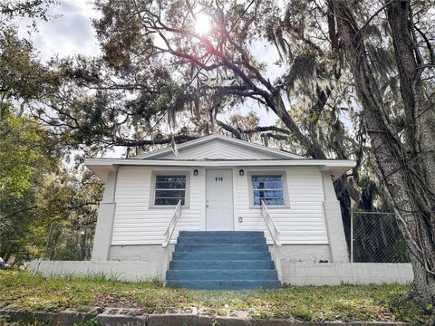 A home in LAKELAND