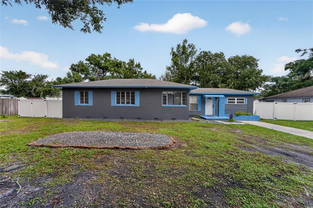 Photo of 627 Holly Place, Lakeland, FL 33801 (MLS # TB8556340)