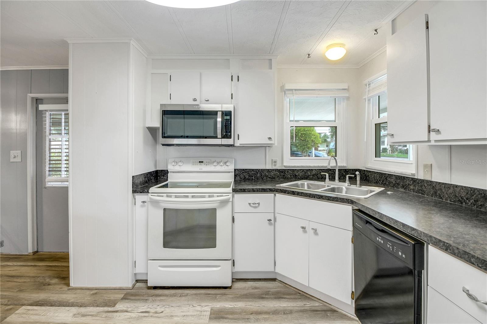 HARBOR OAKS HOMEOWNERS - Residential